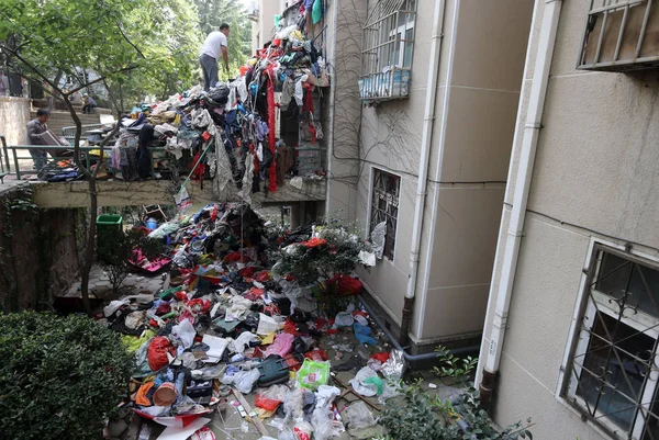 Des Agents Assainissement Chinois Nettoient Tas Déchets Accumulés Par Résident — Photo