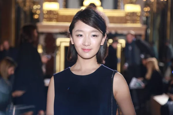 Kinesisk Skådespelerska Zhou Dongyu Poserar Stella Mccartney Modevisning 2015 Höst — Stockfoto