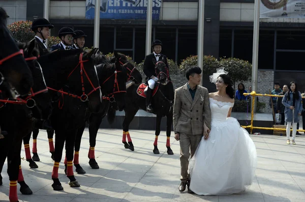 両方の馬の愛好家である新婚夫婦は 2015年3月7日の結婚式の間に馬に乗って馬を通り過ぎる — ストック写真