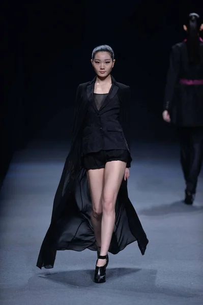 モデルは 中国ファッション週秋 2015 中国の北京で 2015 日の間に Araisara のファッションショーで新しい創造を表示します — ストック写真