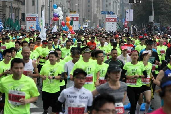 참가자는 2015 상하이 2015 상하이 마라톤에서 — 스톡 사진
