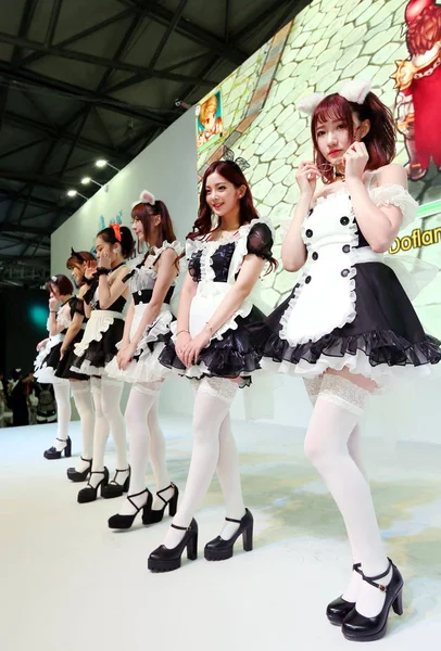 Showgirl Vestite Con Costumi Cameriera Posano Durante China Digital Entertainment — Foto Stock