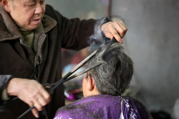 Barbier Chinois Wang Weimei Gauche Utilise Une Paire Pinces Feu — Photo