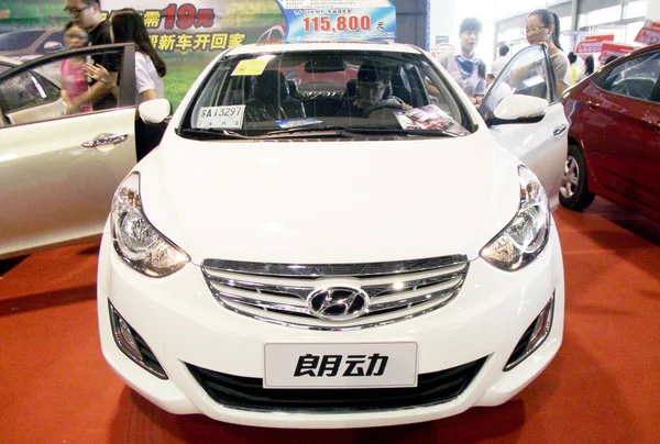 Látogatók Próbálja Vagy Tekintse Meg Autók Pekingi Hyundai Kijelző Alatt — Stock Fotó