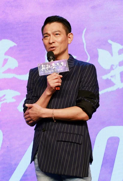 香港歌手兼演员刘德华在2015年9月10日于中国北京举行的推出新片 拯救吴先生 的新闻发布会上发表讲话 — 图库照片