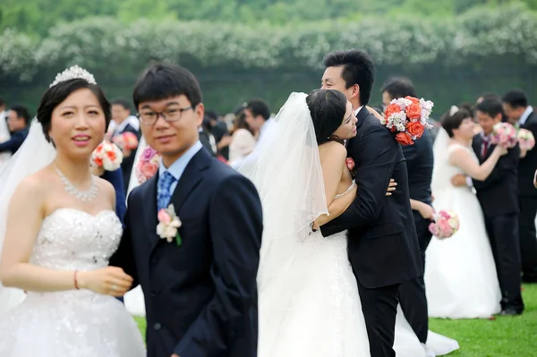Dva Novomanželé Účastní Skupiny Absolventů Svatbě Kampus Zijingang Univerzity Zhejiang — Stock fotografie