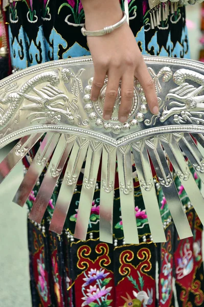 伝統的な衣装少数民族ミャオ族の若い中国人の女の子 Leishan ミャオ族新年祭雷山県 凱里市 黔ミャオ族と南西部顎洞自治県の開会式で銀の帽子を保持してください — ストック写真