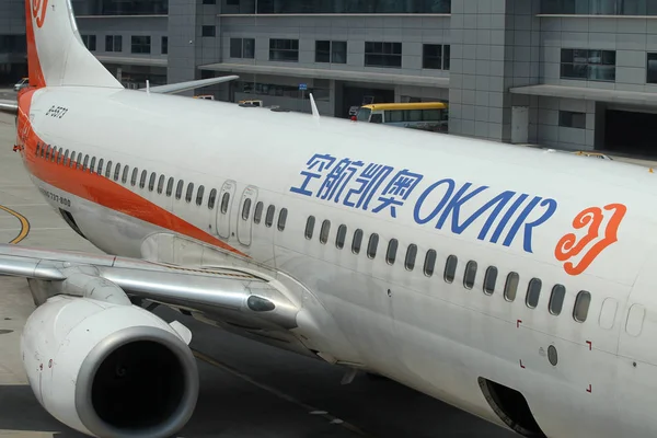 大丈夫航空のジェット機は 2013 日の中国中央部湖南省長沙市の長沙黄花国際空港で見られて — ストック写真