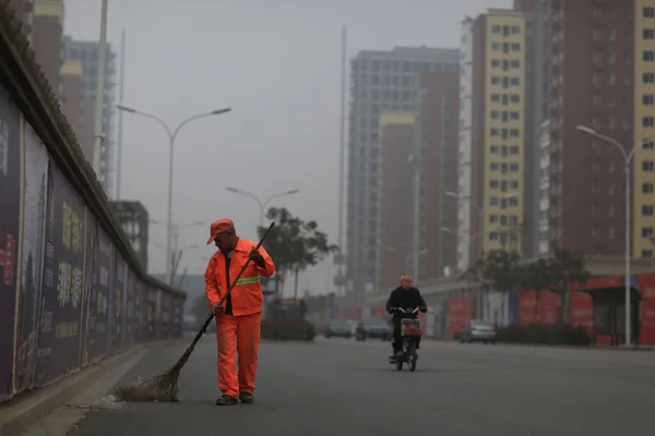 Addetto Alle Pulizie Spazza Una Strada Nello Smog Pesante Nella — Foto Stock