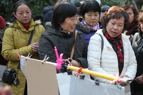 2014年12月13日 中国上海人民广场匹配角 中国父母查看显示未婚人士个人信息的帖子 — 图库照片