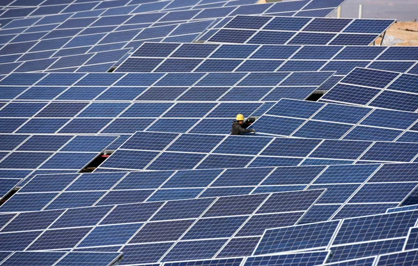Trabajador Chino Instala Paneles Solares Una Central Fotovoltaica Ciudad Guanshui —  Fotos de Stock