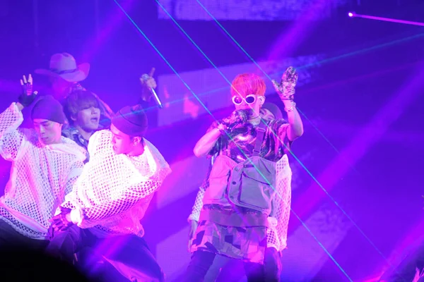 2015年6月19日 韩国男孩乐队 Bigbang 在中国上海举行的 Bigbang 2015 世界巡回演唱会上表演 更以他的舞台名字 龙而闻名 — 图库照片