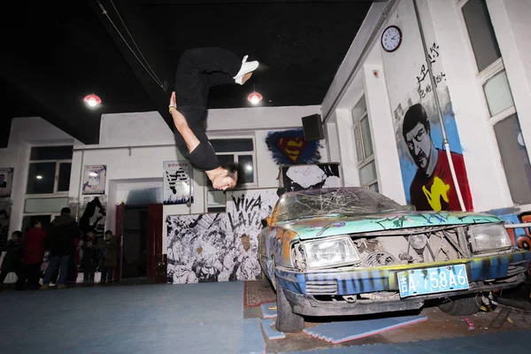 Fan Del Parkour Cinese Wang Shigang Mostra Sua Bravata Club — Foto Stock