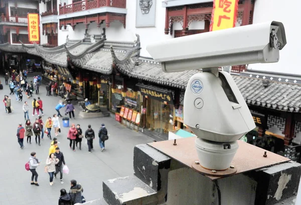 監視カメラは 中国のユガーデンを訪れる観光客を監視します 2015 — ストック写真