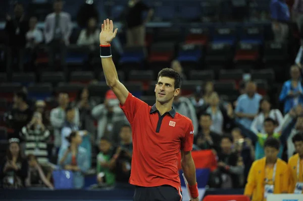 セルビアのノバク ジョコビッチは男子シングルスの彼らの第 ラウンドの試合で 2015年上海マスターズ テニス大会中国 上海市に 2015 日の間にスペインのフェリシアーノ ロペスを倒した後反応します — ストック写真
