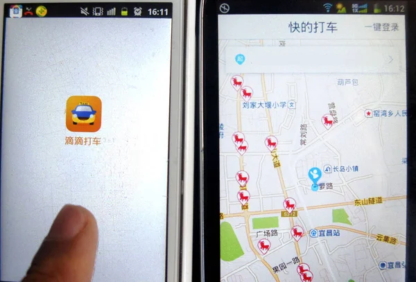 Ein Chinesischer Einwohner Zeigt Die Taxi Buchungs Apps Didi Dache — Stockfoto