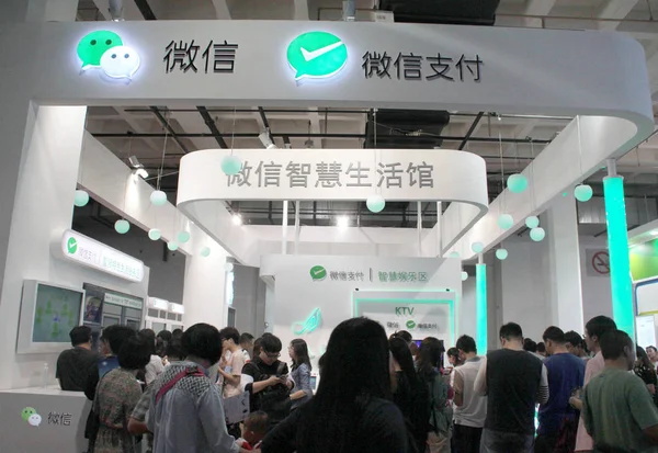 Gente Visita Stand Aplicación Mensajería Weixin Wechat Tencent Durante Una —  Fotos de Stock