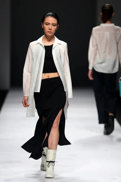 Modell Visar Skapelse Ines Fresedo Modevisning Shanghai Mode Vecka Höst — Stockfoto
