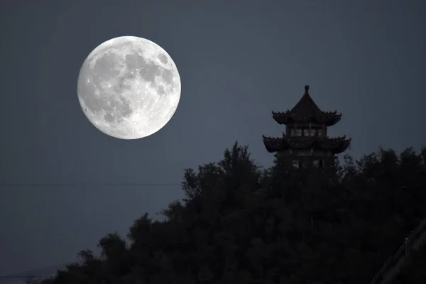 2015年9月27日 中国北西部の新江ウイグル自治区 コラ市の中秋祭りで夜の公園の塔の上の満月の眺め 2015年9月27日 — ストック写真