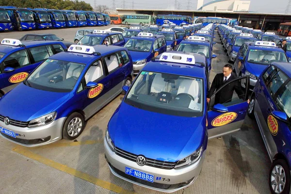 Novos Carros Táxi Touran Volkswagen Estão Alinhados Durante Uma Cerimônia — Fotografia de Stock