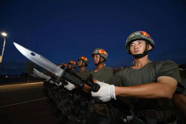 Datei Chinesische Soldaten Der Pla Volksbefreiungsarmee Üben Gänsehaut Schritte Während — Stockfoto