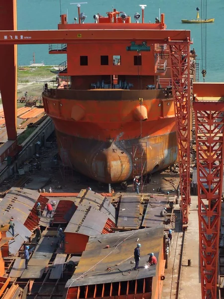 Una Nave Carico Costruzione Cantiere Navale Privato Sulla Riva Del — Foto Stock