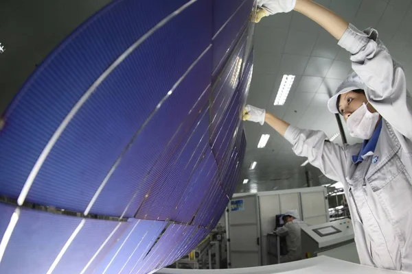 Une Travailleuse Chinoise Examine Production Cellules Photovoltaïques Pour Panneaux Solaires — Photo