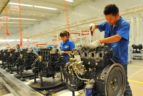 Trabalhadores Chineses Montam Motores Linha Montagem Uma Fábrica Automóveis Cidade — Fotografia de Stock