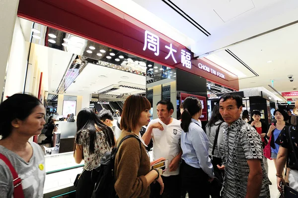 Turister Besöker Counter Chow Tai Fook Att Köpa Smycken Taxfree — Stockfoto
