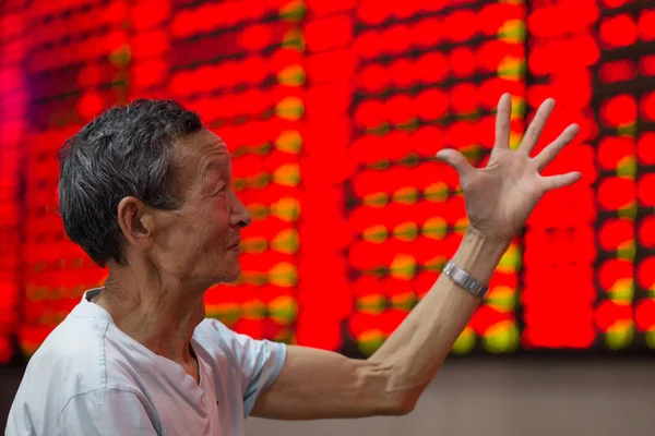 Ein Chinesischer Investor Macht Ein Zeichen Von Nachdem Der Shanghai — Stockfoto