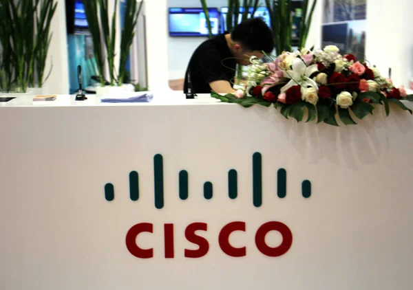 Китайский Сотрудник Замечен Стенде Cisco Systems Время Ярмарки Чунцине Китай — стоковое фото