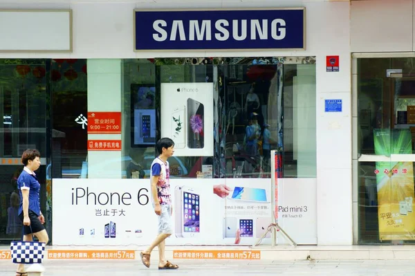 Fußgänger Gehen Einem Geschäft Mit Samsung Der Stadt Yichang Der — Stockfoto
