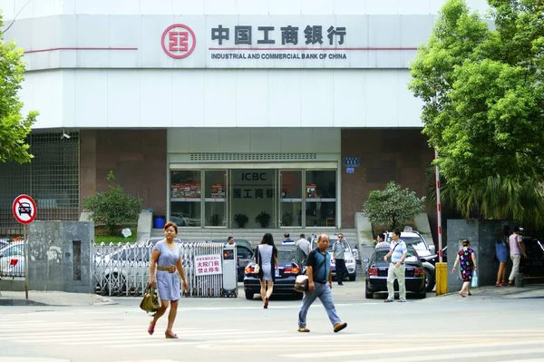 Chodci Projdete Kolem Větve Icbc Průmyslová Komerční Banka Číny Městě — Stock fotografie