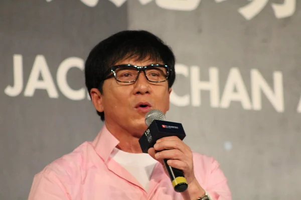香港动作明星成龙在2015年6月14日于中国上海举行的第十八届上海国际电影节上 在他的动作电影周开幕式上发表演讲 — 图库照片