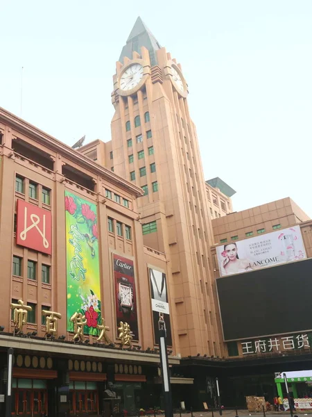アジア最大のオメガ時計は 2015年3月17日 北京の王府井商店街にある王富士百貨店の上に描かれています — ストック写真