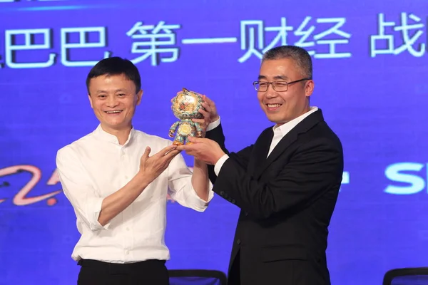 Jack Yun Left Chairman Alibaba Group Presents Gift Ruigang Chairman — 图库照片