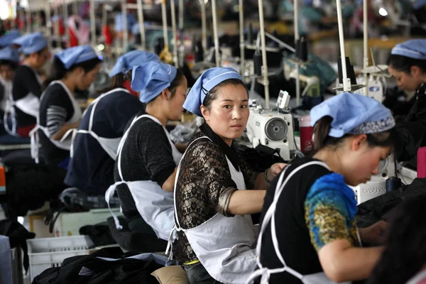 Chinesische Arbeiterinnen Nähen Kleidung Die Nach Europa Exportiert Werden Soll — Stockfoto