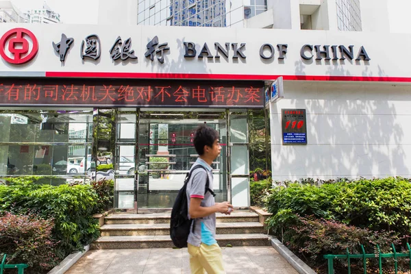 Peatón Pasa Por Una Sucursal Del Banco China Boc Ciudad — Foto de Stock