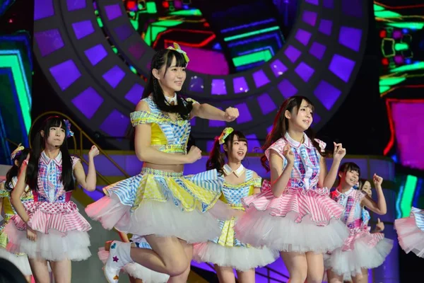 Snh48 姉妹グループの中国の女の子のメンバー日本の女の子のグループ Akb48 グループは 2015 上海でのコンサートで実行 — ストック写真