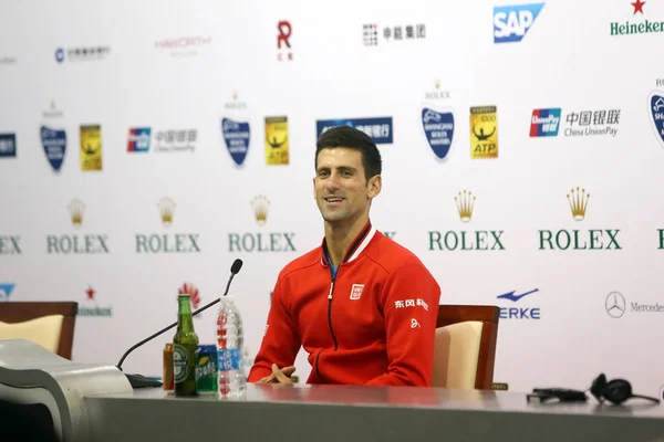 2015 上海で 2015年上海マスターズ テニス大会の記者会見に微笑みかけるセルビアのノバク ジョコビッチ — ストック写真