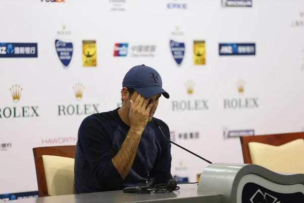 Roger Federer Aus Der Schweiz Reagiert Auf Einer Pressekonferenz Nach — Stockfoto