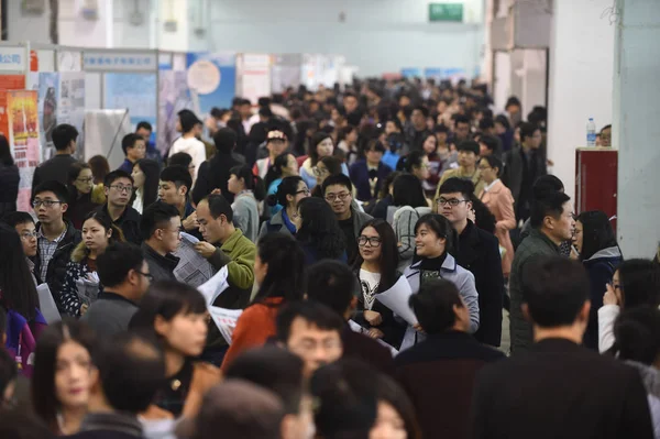 Chinesische Absolventen Drängen Sich Ständen Auf Einer Jobmesse Der Stadt — Stockfoto