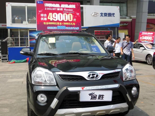 File Látogatók Séta Múltban Hyundai Tucson Kijelzőn Forgalmazási Hyundai Yichang — Stock Fotó