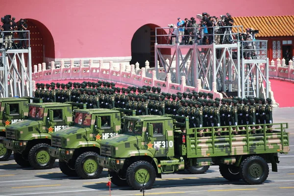Wojskowych Ciężarówek Przewożących Kobiet Żołnierzy Medycznych Chiński Pla Ludowej Armii — Zdjęcie stockowe