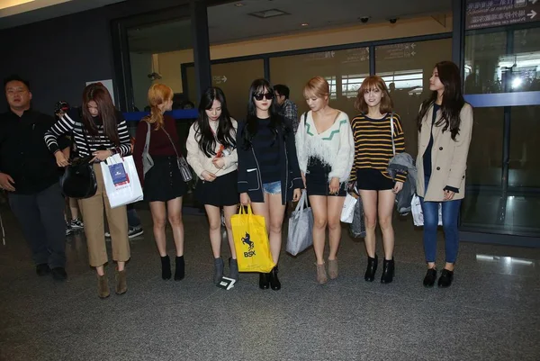 Члени Групи Південнокорейських Дівчина Aoa Прибути Тайвані Таоюань Міжнародного Аеропорту — стокове фото