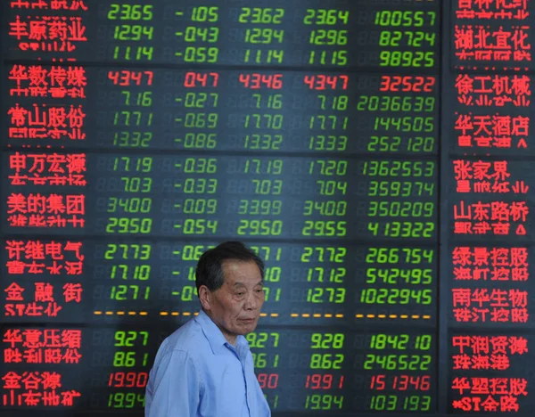 Een Chinese Investeerder Kijkt Bezorgd Voor Een Scherm Weergeven Van — Stockfoto