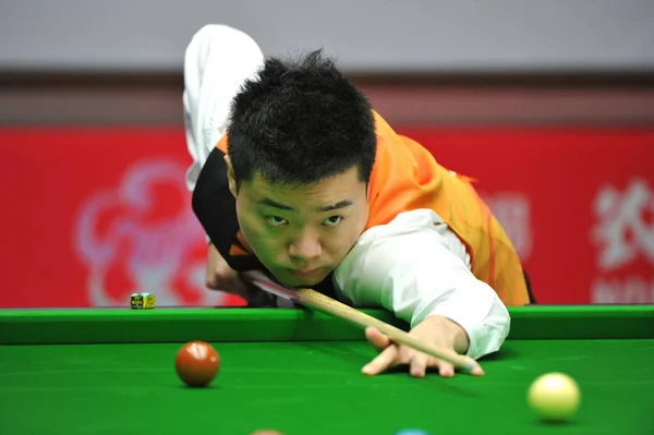 Ding Junhui China Joga Tiro Contra Jogador Cingapuriano Durante Segunda — Fotografia de Stock