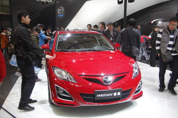 Visitantes Olhar Para Mazda Durante 15Th Shanghai International Automobile Industry — Fotografia de Stock