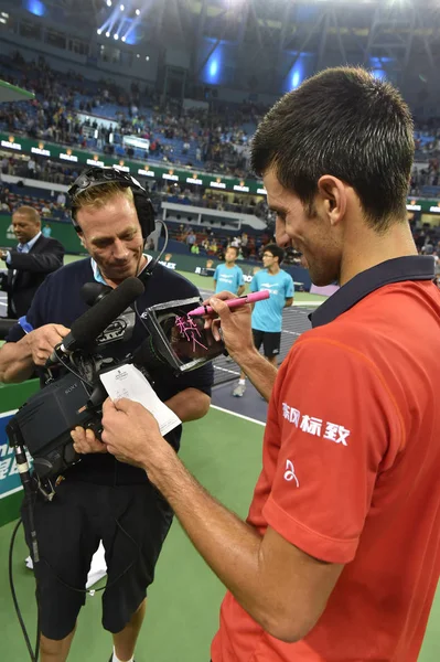 セルビアのノバク ジョコビッチに書き込みます 2015 上海マスターズ中 男子シングルスの準決勝の試合でイギリスのアンディ マレーを破り 英語では ビデオカメラのレンズに意味の中国語の文字 — ストック写真