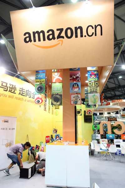 Kinesiska Anställda Arbetar Montern Handel Giant Amazon Utställning Shanghai Kina — Stockfoto